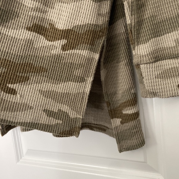 AEO Softest Flannel Plush V Neck Long Sleeve Top - Picture 6 of 12